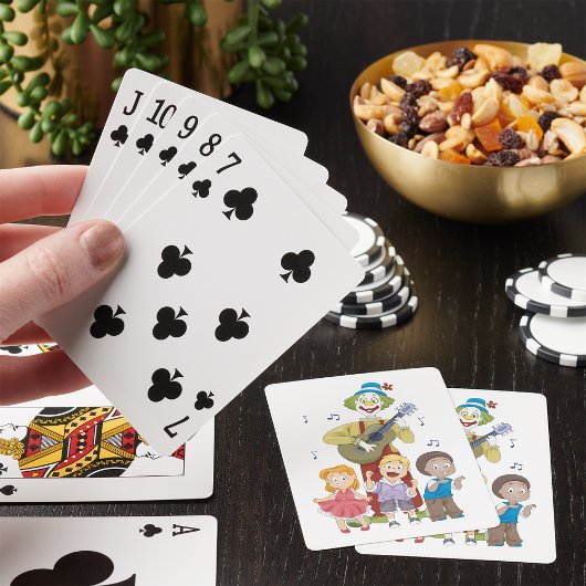 Grappige muzikale clown met dansende kinderen pokerkaarten