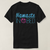 Grappige Namaste Yoga Namastay in bed meditatie T-shirt (Design voorkant)