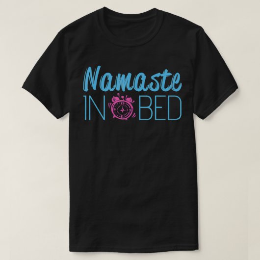 Grappige Namaste Yoga Namastay in bed meditatie T-shirt (Design voorkant)