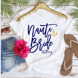 Grappige Nauti bruid blauw moderne kalligrafie T-shirt<br><div class="desc">Grappig "Nauti Bride" donkerblauw modern typografie custom t-shirt ontwerp is de perfecte keuze voor de aanstaande bruid om hun vrijgezellenfeest in stijl te vieren! Dit trendy en opvallende ontwerp zorgt ervoor dat de bruid opvalt en zich de kapitein van de bemanning voelt! Voor vragen of verzoeken met betrekking tot dit...</div>