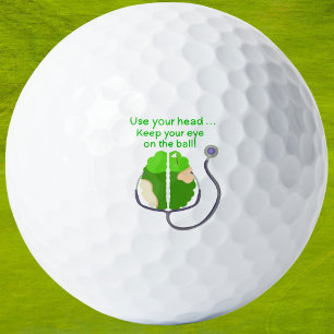 Grappige neuroloog golf hersenen met stethoscoop golfballen