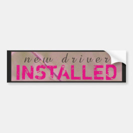 Grappige Nieuwe Bestuurder Geïnstalleerd Roze Zwar Bumpersticker