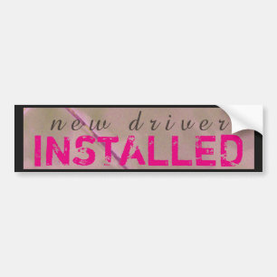 Grappige Nieuwe Bestuurder Geïnstalleerd Roze Zwar Bumpersticker