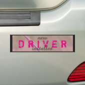 Grappige nieuwe driver geïnstalleerd roze zwart bumpersticker (Op auto)
