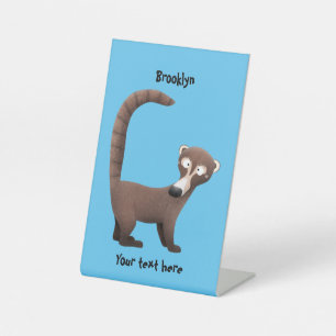 Grappige nieuwsgierige coati cartoonillustratie  reclamebord met voetstuk