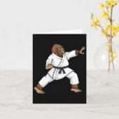Grappige Ninja Bigfoot doet karate met Samurai Des Kaart (Gele Bloem)