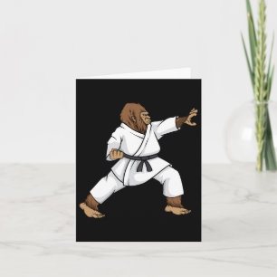 Grappige Ninja Bigfoot doet karate met Samurai Des Kaart