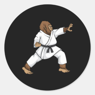 Grappige Ninja Bigfoot doet karate met Samurai Des Ronde Sticker