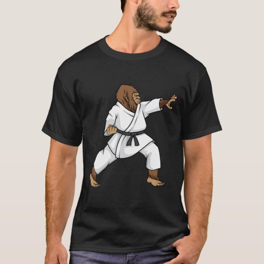Grappige Ninja Bigfoot doet karate met Samurai Des T-shirt (Voorkant)