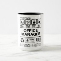 Grappige Office Manager die informatie verwerkt