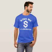 Grappige ondertitel KUS ME IK BEN AMERIKAANS T-shirt (Voorkant volledig)