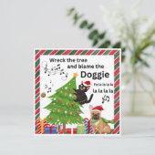 Grappige ondeugende zwarte kat en hond kerstboom feestdagenkaart (Staand voorkant)