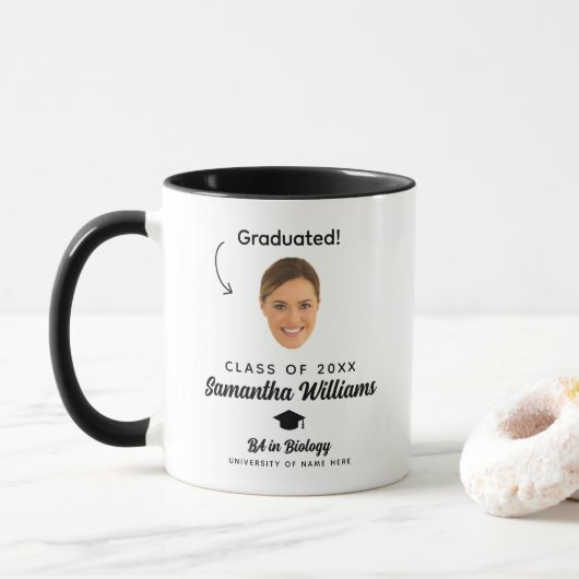 Grappige op maat gemaakte gezichtsfoto afstuderen mok (Met donut)