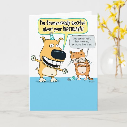 Grappige Opgewonden Hond en Verveelde Kat Verjaard Kaart (Gele Bloem)