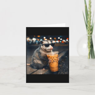 Grappige opossum die ijskoude koffie drinkt meme kaart