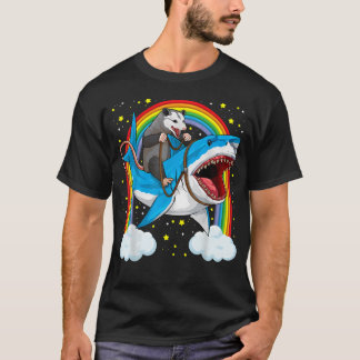 Grappige Opossum Die op Haai Ride Possum Buideldie T-shirt