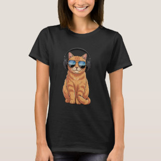 Grappige oranje kat die muziek met koptelefoon op  t-shirt