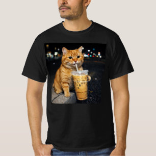 Grappige oranje kat drinkt ijskoude koffie, kat me t-shirt