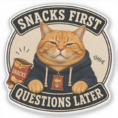 Grappige oranje kat vinyl sticker | Eerst snacks v (Voorkant)