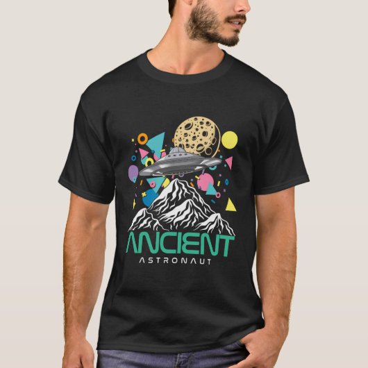 Grappige oude astronaut bergen ufo planeten t-shirt (Voorkant)