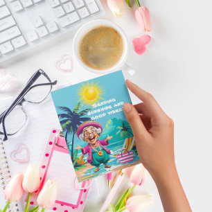 Grappige oude dame die zonneschijn en goede vibes  briefkaart