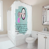 Grappige oude vrouw in op zoek naar glazen douche douchegordijn (In situ)