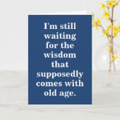 Grappige ouderdom verjaardag citaat op blauw kaart (Gele Bloem)