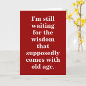 Grappige ouderdom verjaardag citaat op rood kaart (Gele Bloem)