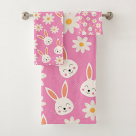 Grappige paashaas met witte bloemen op roze bad handdoek