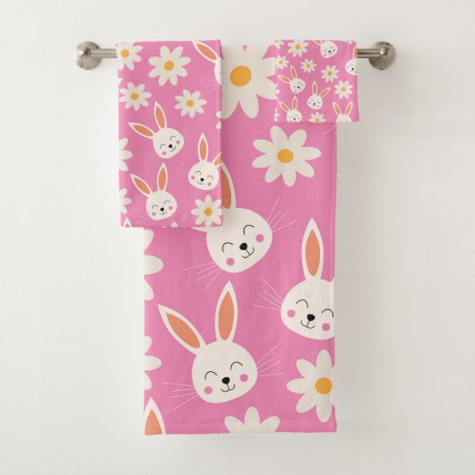 Grappige paashaas met witte bloemen op roze bad handdoek (Insitu)