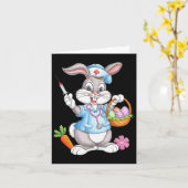 Grappige Paasweefster Stethoscoop Bunny Scrub Top Kaart (Gele Bloem)