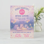 Grappige pastel tipi's logeerpartij verjaardag kaart (Staand voorkant)