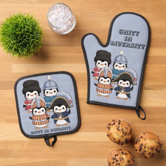 Grappige Penguin Royal Guards Eenheid in Diversite Ovenwant & Pannenlap Set (Top down)