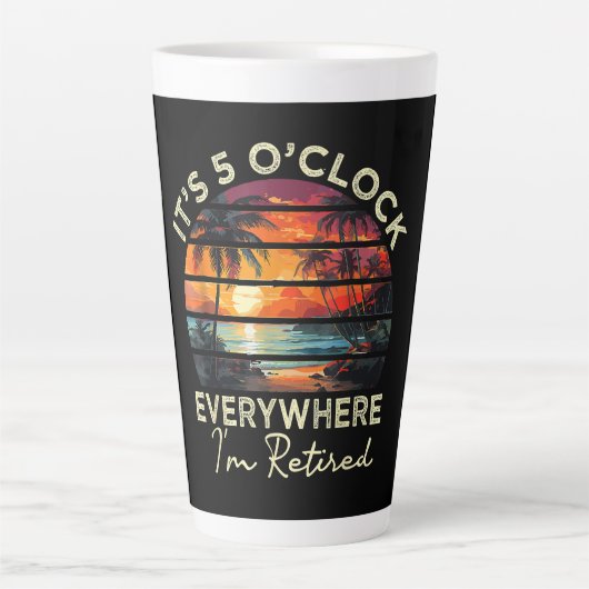Grappige Pensioen Het Is 5 uur Overal Latte Mok (Voorkant)