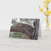 Grappige pensioenkaart, Resting Squirrel Kaart (Gele Bloem)