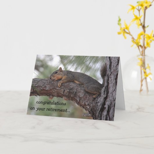 Grappige pensioenkaart, Resting Squirrel Kaart (Gele Bloem)
