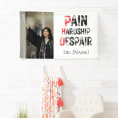 Grappige PhD afstudeerfoto met pijn, ontbering en Spandoek (Insitu)
