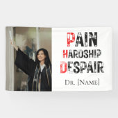 Grappige PhD afstudeerfoto met pijn, ontbering en Spandoek (Horizontaal)