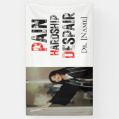 Grappige PhD afstudeerfoto met pijn, ontbering en Spandoek (Verticaal)