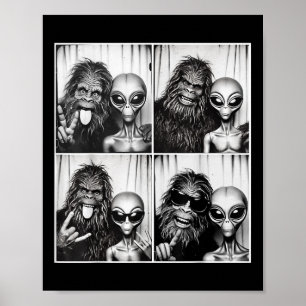 Grappige photobooth foto Sasquatch UFO Bigfoot en  Poster