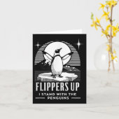 Grappige pinguïn flippers omhoog Ik sta met de pin Kaart (Gele Bloem)