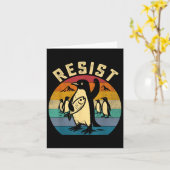 Grappige pinguïn verzet zich tegen pinguïns protes kaart (Gele Bloem)