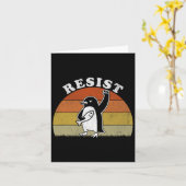 Grappige pinguïn verzet zich tegen pinguïns protes kaart (Gele Bloem)