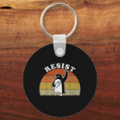 Grappige pinguïn verzet zich tegen pinguïns protes sleutelhanger (Voorkant)