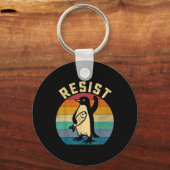 Grappige pinguïn verzet zich tegen pinguïns protes sleutelhanger (Voorkant)