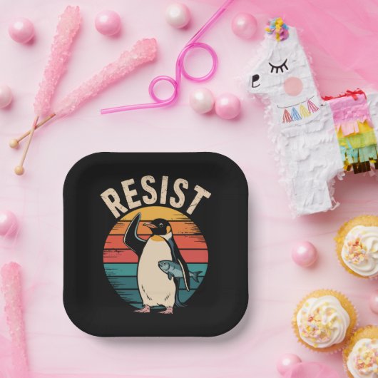 Grappige pinguïn verzet zich tegen tariefprotest papieren bordje (Feest)