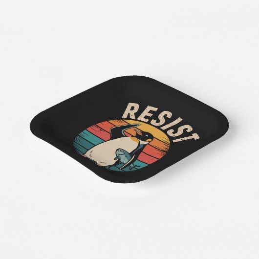 Grappige pinguïn verzet zich tegen tariefprotest papieren bordje (Gebogen)