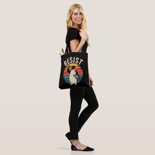 Grappige pinguïn verzet zich tegen tariefprotest tote bag (Op model)