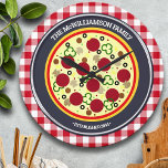 Grappige Pizza Tijd Gepersonaliseerde Muur Klok<br><div class="desc">Het perfecte cadeau voor elke pizzaliefhebber, deze wandklok is voorzien van een luxe pizza op een zilveren pizzablik over een klassieke rode gingham-print vergelijkbaar met tafelkleden die je in elke klassieke pizzaria zou vinden. Je familienaam en de tekst die je in het jaar hebt opgesteld, staan direct op het afbeelding...</div>