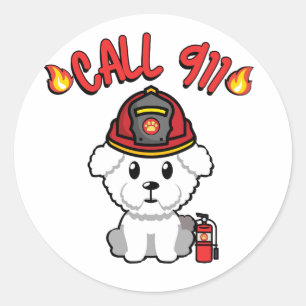 Grappige pluizige hond is een brandweerman ronde sticker